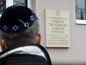 Kranzniederlegung in Gedenken an die Reichspogromnacht.