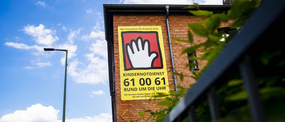 Ein Plakat des Berliner Kinternotdienstes.