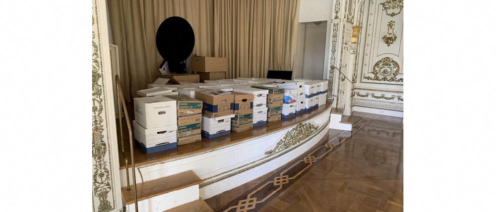 Kisten mit Dokumenten, die nach Angaben des Justizministeriums Anfang 2021 auf der Bühne des „White and Gold Ballroom“ in Trumps Mar-a-Lago-Club in Florida gelagert wurden.