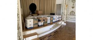 Kisten mit Dokumenten, die nach Angaben des Justizministeriums Anfang 2021 auf der Bühne des „White and Gold Ballroom“ in Trumps Mar-a-Lago-Club in Florida gelagert wurden.
