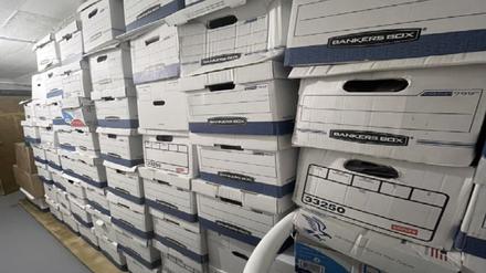 ARCHIV - 12.11.2021, USA, Palm Beach: HANDOUT - Kisten mit Unterlagen stehen in einem Lagerraum im Anwesen Mar-a-Lago des ehemaligen US-Präsidenten Trump. dpa-Bildfunk