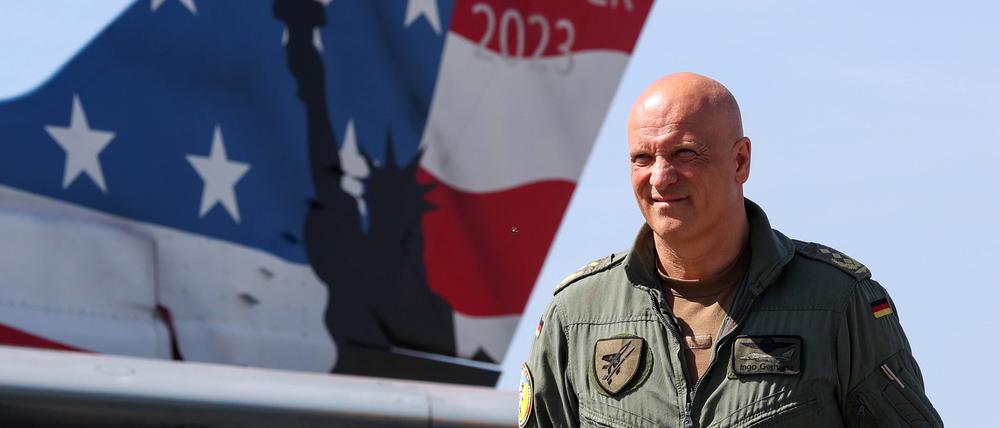 Kurz vor dem Start des Großmanövers „Air Defender“ posiert Ingo Gerhartz, der Inspekteur der Luftwaffe, auf dem Fliegerhorst Jagel.