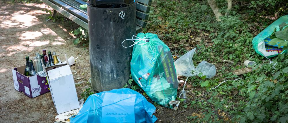 Berlin Tiergarten, Park Tiergarten, Müll, Abfall, Abfälle, Mülltüten - 30.05.2023 Berlin Tiergarten *** Berlin Tiergarten, Park Tiergarten, garbage, waste, garbage bags 30 05 2023 Berlin Tiergarten