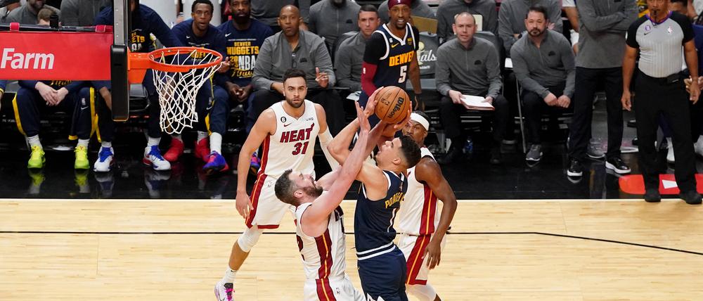 Hangtime. Die Nuggets um Michael Porter (in Blau) dominieren auch in den Finals bisher deutlich.