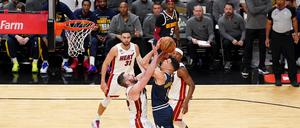 Hangtime. Die Nuggets um Michael Porter (in Blau) dominieren auch in den Finals bisher deutlich.