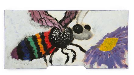 Bemaltes Bienenstockstirnbrettchen. „Queer Bee“ von Eni Višner, Slowenien, 2022.