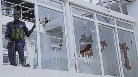 Ein somalischer Soldat steht vor einem zerstörten Fenster des Pearl Beach Hotels in Mogadischu. 