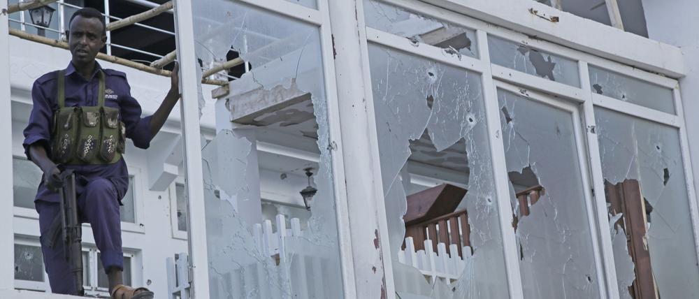 Ein somalischer Soldat steht vor einem zerstörten Fenster des Pearl Beach Hotels in Mogadischu. 