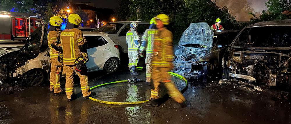 Auf einem Parkplatz in Berlin-Lichtenberg sind in der Nacht zu Samstag drei Autos abgebrannt.