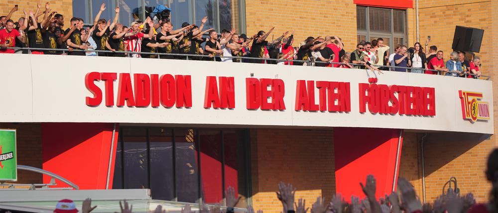Am Eingang zum Stadion An der Alten Försterei feierte Union kürzlich die Qualifikation zur Champions League. Ob die dann aber auch dort gespielt wird, ist zweifelhaft.