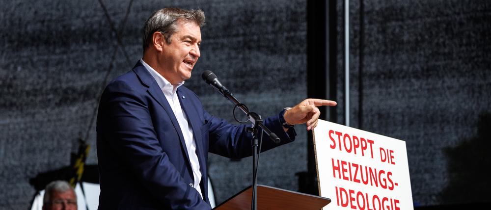 Markus Söder (CSU), Parteivorsitzender und Ministerpräsident von Bayern, spricht bei einer Demonstration gegen die Klimapolitik der Ampel-Regierung unter dem Motto „Stoppt die Heizungsideologie“.
