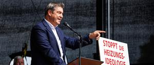 Markus Söder (CSU), Parteivorsitzender und Ministerpräsident von Bayern, spricht bei einer Demonstration gegen die Klimapolitik der Ampel-Regierung unter dem Motto „Stoppt die Heizungsideologie“.