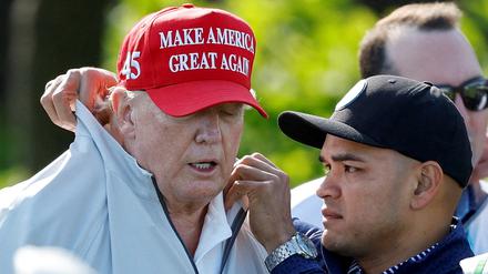 Walt Nauta, ein Assistent von Donald Trump, hilft dem früheren US-Präsidenten.