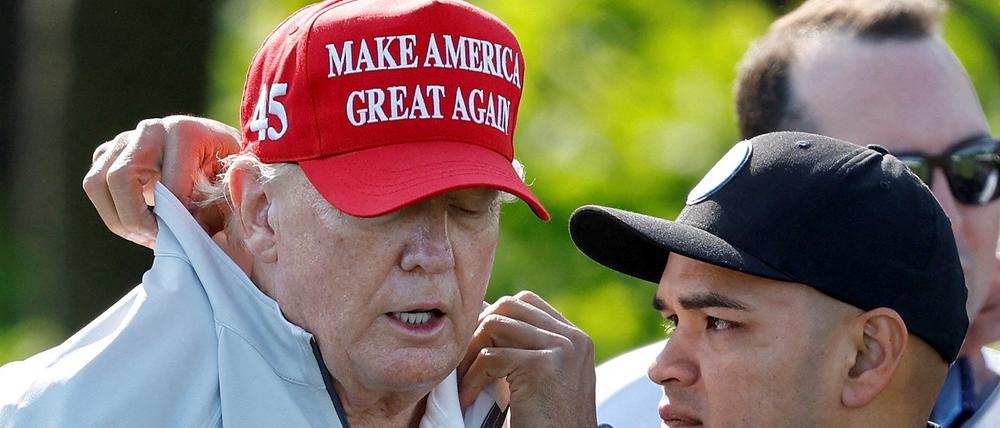 Walt Nauta, ein Assistent von Donald Trump, hilft dem früheren US-Präsidenten.