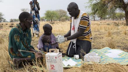 Ein medizinischer Helfer von „Ärzte ohne Grenzen“ im Sudan (Archivbild). 