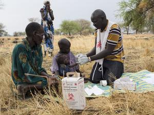 Der medizinische Helfer Gatbel (r) von Medecins Sans Frontieres (MSF) testet am 18.03.2017 in Thaker (Südsudan) ein Kind auf Malaria.