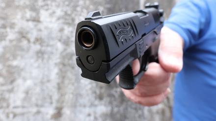 Ein 26-Jähriger ist bei einem Streit im Berliner Bezirk Marzahn-Hellersdorf mit einer Schreckschusswaffe verletzt worden. 