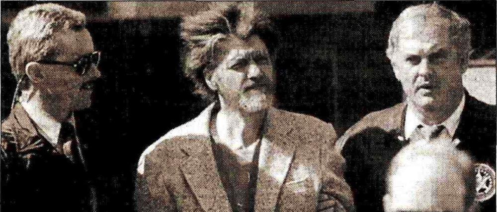 Polizeibeamte führen den mutmaßlichen „Unabomber“ (Mitte) ab, der nun in seiner Gefängniszelle starb.