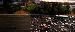 Protestierende blockieren die Zufahrtsstraße nach Tel Aviv. Sie kritisieren die Politik der Regierung.