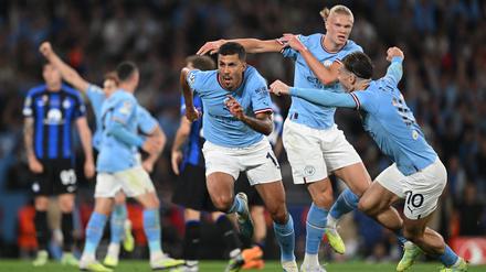Rodri (M) jubelt nach seinem Tor für City zum 1:0.