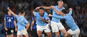 Rodri (M) jubelt nach seinem Tor für City zum 1:0.