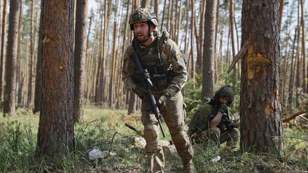 Ukrainische Soldaten während eines Kampfeinsatzes an der Frontlinie.