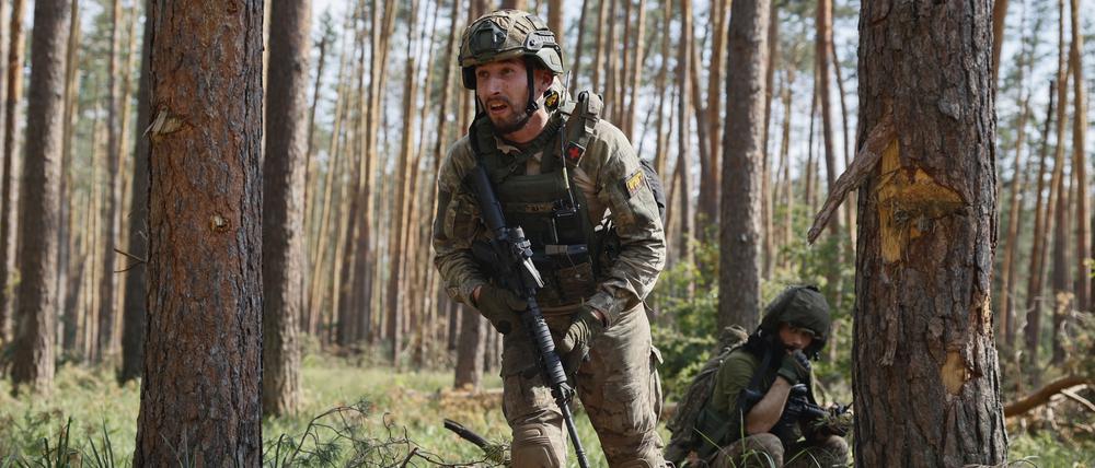 Ukrainische Soldaten während eines Kampfeinsatzes an der Frontlinie.
