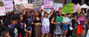 Frauen protestieren für ihre Rechte, hier in Lima, Peru im März 2023.