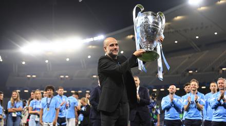 Pep Guardiola mit der Trophäe.