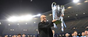 Pep Guardiola mit der Trophäe.