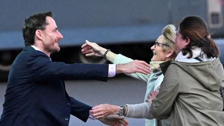 Der belgische MItarbeiter einer Hilfsorganisation, Olivier Vandecasteele, begrüßt seine Familie nach seiner Freilassung im Mai 2023. 