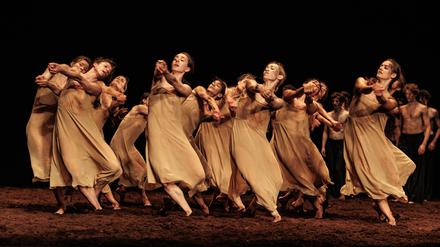 Das Staatsballett Berlin tanzt Pina Bauschs „Fruhlingsopfer“. 
