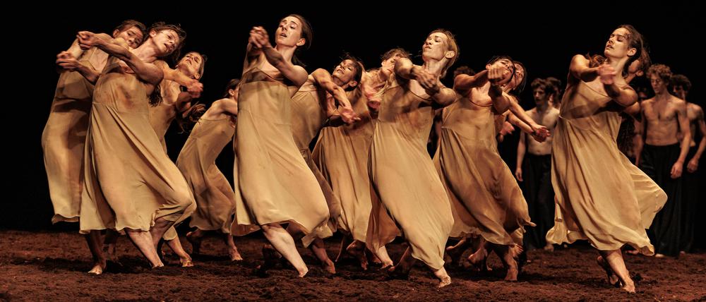 Das Staatsballett Berlin tanzt Pina Bauschs „Fruhlingsopfer“. 