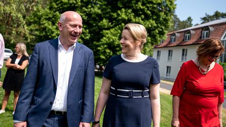 Kai Wegner (CDU, l-r), Regierender Bürgermeister von Berlin, und Franziska Giffey (SPD), Berliner Senatorin für Wirtschaft, Energie und Betriebe, und Ina Czyborra (SPD), Berliner Senatorin für Wissenschaft, Gesundheit und Pflege. (Archivbild)