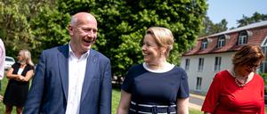 Kai Wegner (CDU, l-r), Regierender Bürgermeister von Berlin, und Franziska Giffey (SPD), Berliner Senatorin für Wirtschaft, Energie und Betriebe, und Ina Czyborra (SPD), Berliner Senatorin für Wissenschaft, Gesundheit und Pflege. (Archivbild)