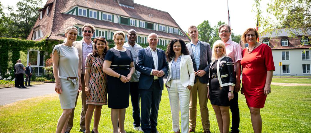 Manja Schreiner (CDU,l-r), Berliner Senatorin für Mobilität, Verkehr, Klimaschutz und Umwelt, Dirk Stettner (CDU), Vorsitzender der Fraktion, Felor Badenberg (parteilos), Berliner Senatorin für Justiz und Verbraucherschutz, Franziska Giffey (SPD), Berliner Senatorin für Wirtschaft, Energie und Betriebe, Joe Chialo (CDU), Berliner Senator für Kultur und Gesellschaftlichen Zusammenhalt, Kai Wegner (CDU), Regierender Bürgermeister von Berlin, Cansel Kiziltepe (SPD), Berliner Senatorin für Arbeit, Soziales, Gleichstellung, Integration, Vielfalt und Antidiskriminierung, Stefan Evers (CDU), Berliner Senator für Finanzen, Iris Spranger (SPD), Berliner Senatorin für Inneres und Sport, Christian Gaebler (SPD), Berliner Senator für Stadtentwicklung, Bauen und Wohnen, Ina Czyborra (SPD), Berliner Senatorin für Wissenschaft, Gesundheit und Pflege, lassen sich anlässlich der ersten Klausur des schwarz-roten Senats bei Templin in der Uckermark fotografieren. +++ dpa-Bildfunk +++