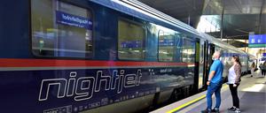  Wien, Oesterreich. Bahnhof bzw Hauptbahnhof, Nightjet Nacht-Zug der OEBB Oesterreichische Bahn von Vienna ueber Verona und Mailand nach Rom *** Vienna, Oesterreich Bahnhof or Hauptbahnhof, Nightjet night train of the OEBB Oesterreichische Bahn from Vienna via Verona and Milan to Rome 