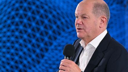 Bundeskanzler Olaf Scholz (SPD) spricht auf dem Ostdeutschen Wirtschaftsforum (OWF). 