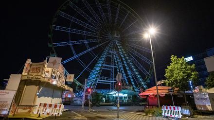 Dunkel und verlassen steht der geschlossene Jahrmarkt im Oberhausener Stadteil Sterkrade. 