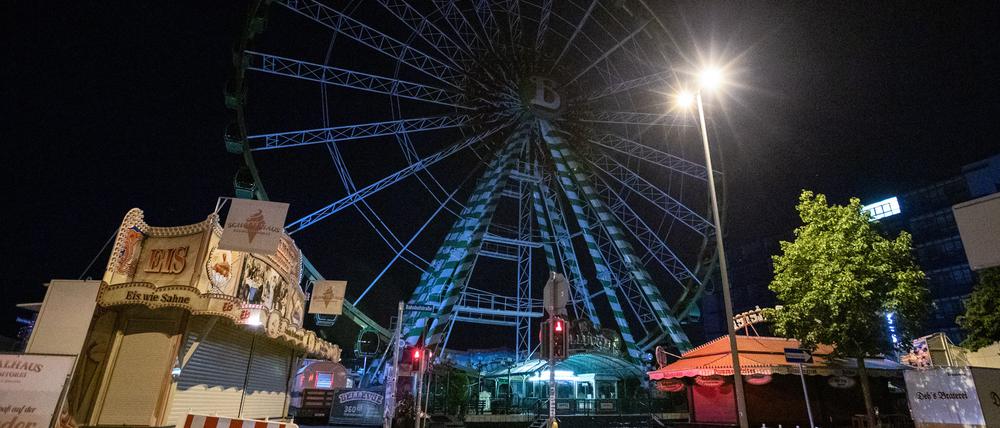 Dunkel und verlassen steht der geschlossene Jahrmarkt im Oberhausener Stadteil Sterkrade.
