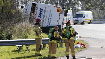 Feuerwehrleute stehen am Unglücksort im australischen Hunter Valley.