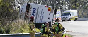 Feuerwehrleute stehen am Unglücksort im australischen Hunter Valley.