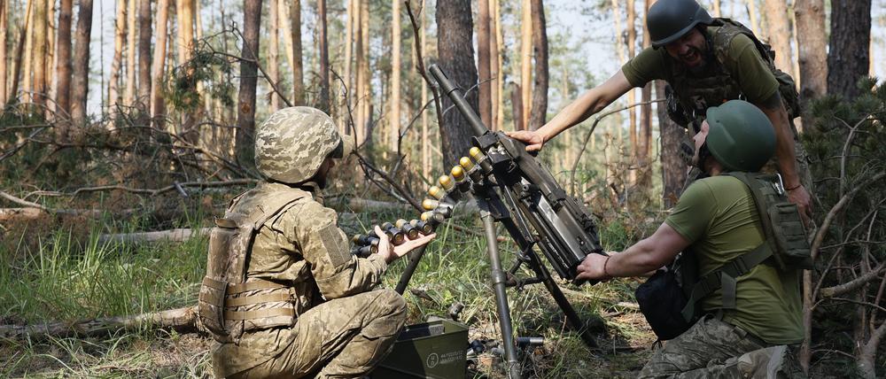 Ukrainische Soldaten feuern mit einem Granatwerfer auf russische Stellungen an der Frontlinie bei Kreminna.