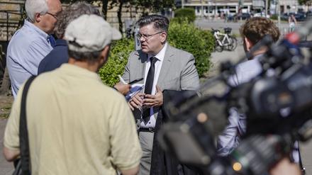 Tobias Ulbrich, Anwalt der Klägerin im Bundesweit im bundesweit ersten Prozess gegen Biontech wegen eines mutmaßlichen Impfschadens, spricht vor dem Hamburger Landgericht mit Journalisten.