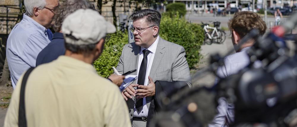 Tobias Ulbrich, Anwalt der Klägerin im Bundesweit im bundesweit ersten Prozess gegen Biontech wegen eines mutmaßlichen Impfschadens, spricht vor dem Hamburger Landgericht mit Journalisten.