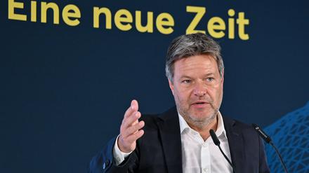 Robert Habeck (Bündnis 90/Die Grünen), Bundesminister für Wirtschaft und Klimaschutz, spricht auf dem Ostdeutschen Wirtschaftsforum (OWF). Auf der Konferenz in Bad Saarow etwa 50 Kilometer südöstlich von Berlin beraten noch bis Dienstag Vertreter von Politik, Wirtschaft, Wissenschaft und Gesellschaft über den wirtschaftlichen Wandel.
