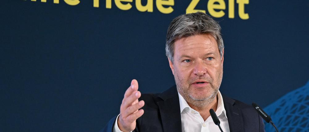 Robert Habeck (Bündnis 90/Die Grünen), Bundesminister für Wirtschaft und Klimaschutz, spricht auf dem Ostdeutschen Wirtschaftsforum (OWF). Auf der Konferenz in Bad Saarow etwa 50 Kilometer südöstlich von Berlin beraten noch bis Dienstag Vertreter von Politik, Wirtschaft, Wissenschaft und Gesellschaft über den wirtschaftlichen Wandel.