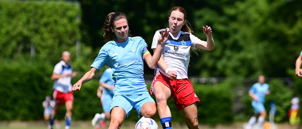 Viktorias Kapitänin Marlies Sänger (li.) lieferte sich intensive Duelle mit HSV-Stürmerin Carla Morich.