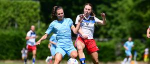Viktorias Kapitänin Marlies Sänger (li.) lieferte sich intensive Duelle mit HSV-Stürmerin Carla Morich.