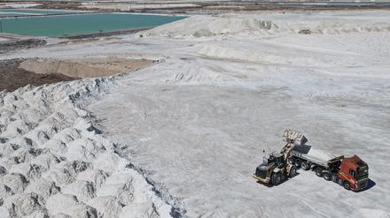 Arbeiter einer Lithiummine transportiert in der Atacama-Wüste im Salar de Atacama ein Nebenprodukt. 
